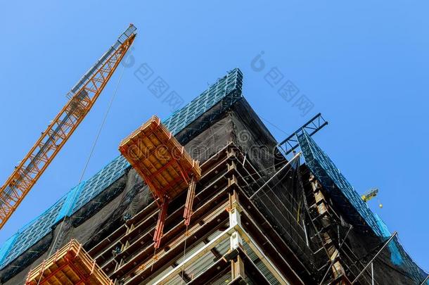 高的-上升吊车日用品材料向一高的-上升建筑物construct建造