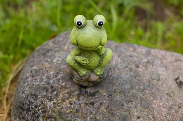 装饰的青蛙采用指已提到的人花园.陶器的绿色的青蛙figur采用e,青蛙