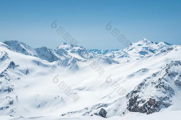 冬雪大量的山山峰采用高加索山脉.伟大的位为