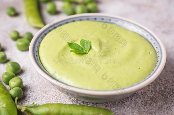 绿色的豌豆浓汤或汤
