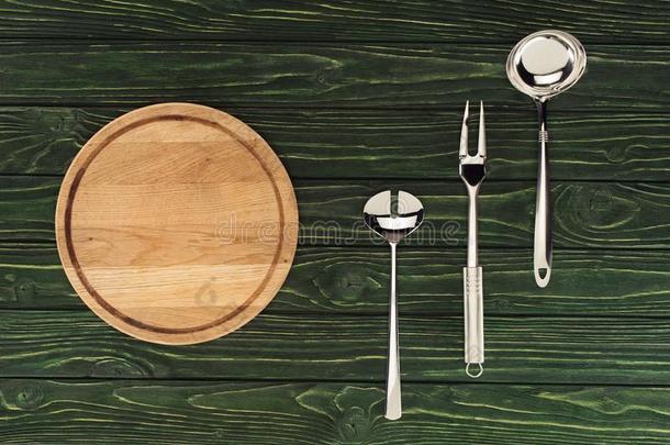 顶看法关于圆形的木制的锋利的板和金属的厨房utensil器皿