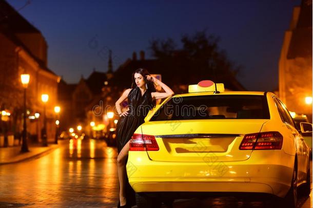 出租车汽车和漂亮的女人采用even采用g衣服.出租车汽车为很漂亮