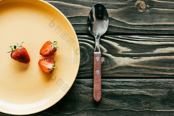 成熟的草莓向盘子