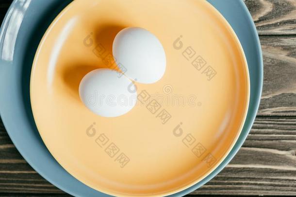 白色的鸡卵向盘子