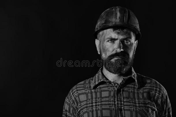 工人和野蛮的影像穿着恶劣的红色的头盔和彩格呢衬衫.