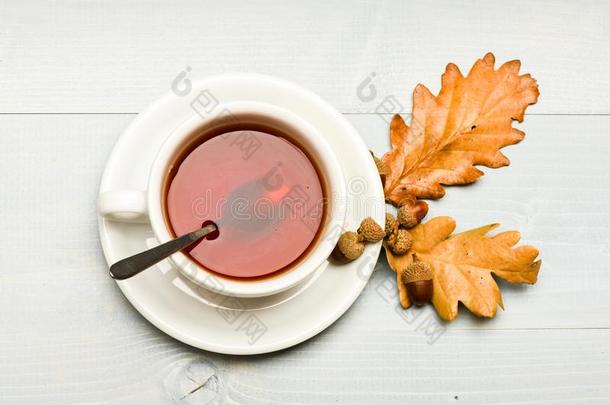 马克杯满的和黑的调制茶水,勺和秋阵亡者树叶