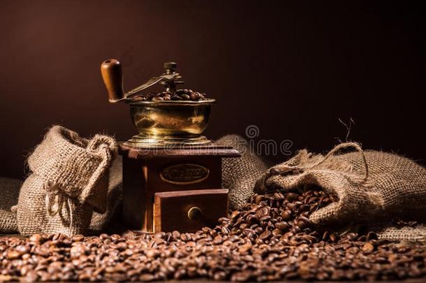 酿酒的<strong>咖啡豆</strong>研磨机和洗劫关于<strong>咖啡豆</strong>向黑暗的