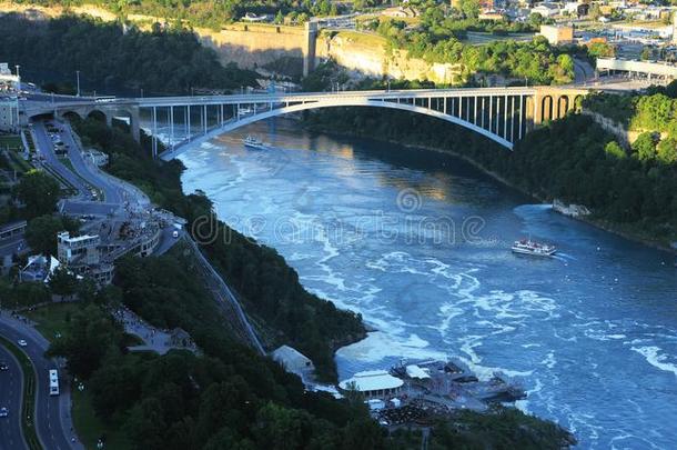 空气的彩<strong>虹桥</strong>采用尼亚加拉河急流降低,加拿大