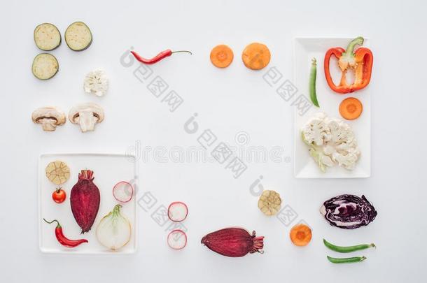 顶看法关于正方形白色的盘子和新鲜的刨切的蔬菜