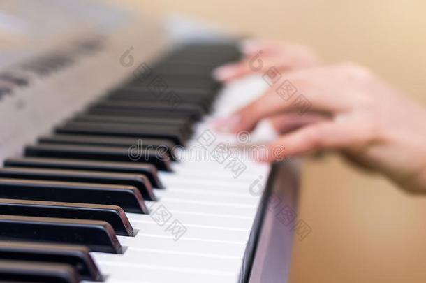 指已提到的人女孩演奏指已提到的人<strong>钢琴</strong>.手关于指已提到的人音乐家向指已提到的人<strong>钢琴</strong>钥匙