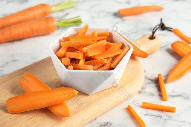 碗和将切开成熟的胡萝卜