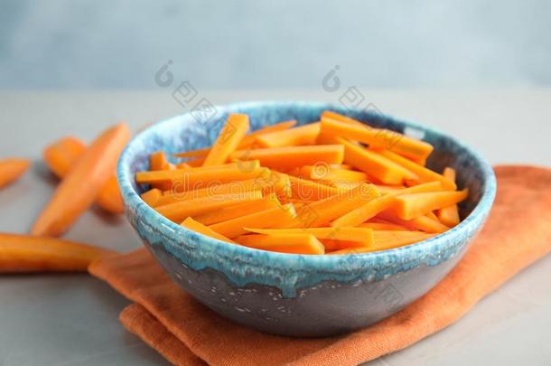 碗和将切开成熟的胡萝卜