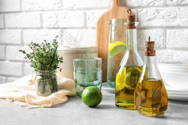 新鲜的橄榄油和厨房器具