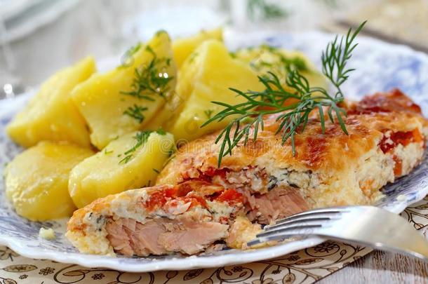 鱼肉片烘烤制作的和番茄,绿叶蔬菜和奶酪serve的过去式和brancoutputinterrupt转移输出中断