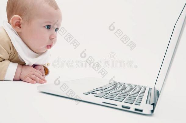 漂亮的婴儿观察在便携式电脑屏幕