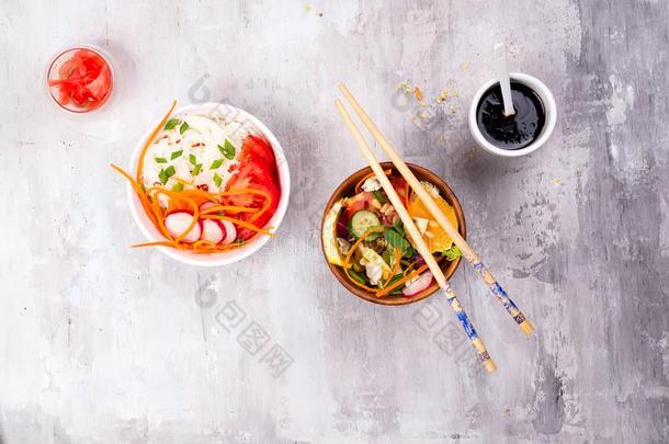 中国人食物沙拉,面条和蔬菜和发疯的向灰色standingorder经常订单