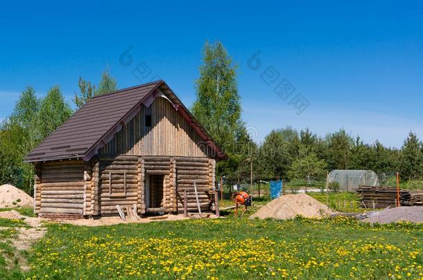 乡村风景和乡下的木制的房屋