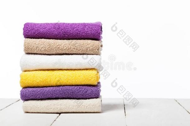 垛关于沐浴毛巾向光木制的表和白色的背景