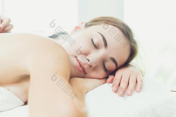 美丽的女人睡眠休息健康的休闲健身中心轻松