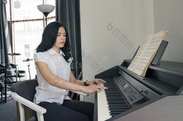 钢琴演奏钢琴家演员.女人和古典的音乐的教育