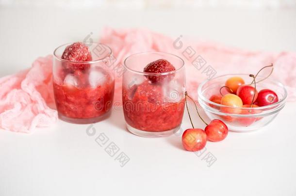两个眼镜和樱桃煮熟的糖渍水果,樱桃向一pl一te,n一pkin向