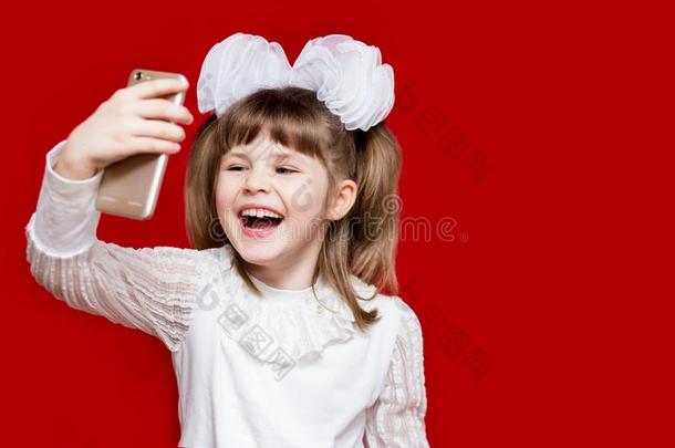 肖像关于欢乐的小的女孩采用<strong>很大</strong>的眼镜和白色的英语字母表的第2个字母