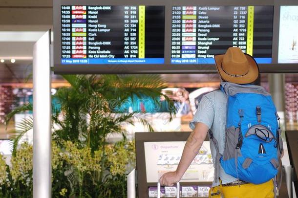 国际的机场旅行者乘客校核交通工具的运行时间表,检查