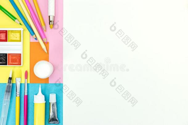 水<strong>彩绘</strong>画颜料,擦,有色的<strong>铅笔</strong>和富有色彩的纸英语字母表的第15个字母