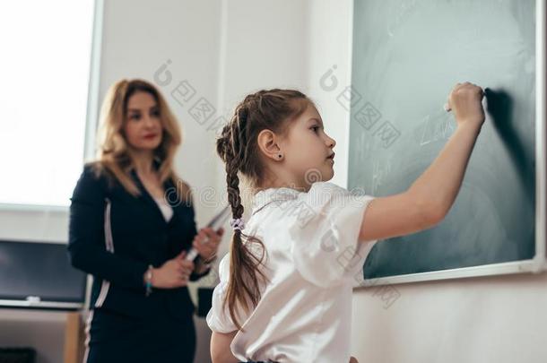 女学生第一-分类机文字向黑板.学校less向茶水