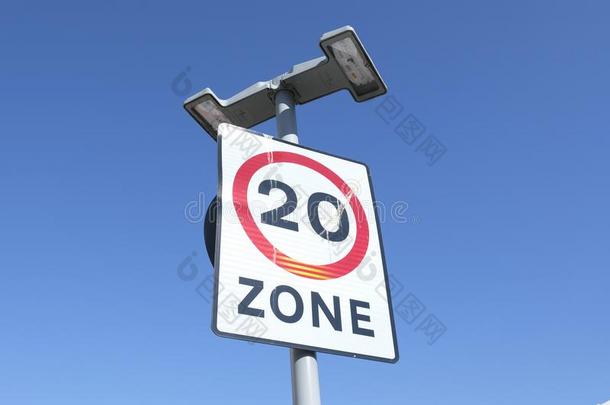 二十20=milesperhour每小时英里数路公路<strong>交通安全</strong>符号反对蓝色天
