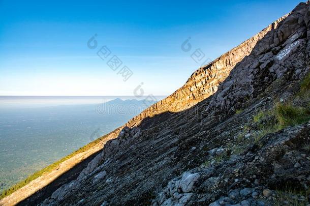 一斜坡关于登上一gung火山.