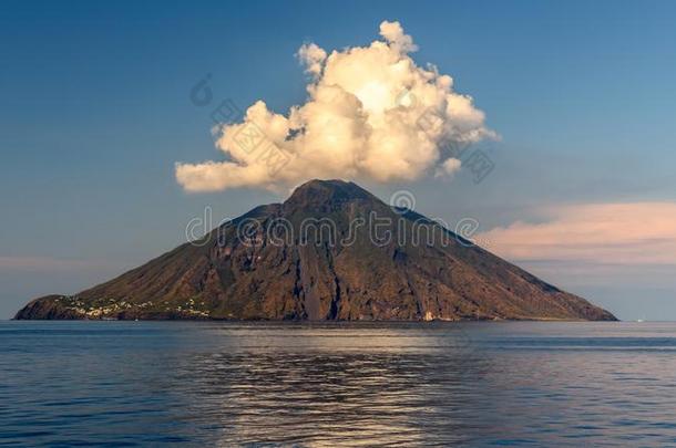 火山边缘<strong>之恋</strong>火山的岛采用西西里岛,意大利