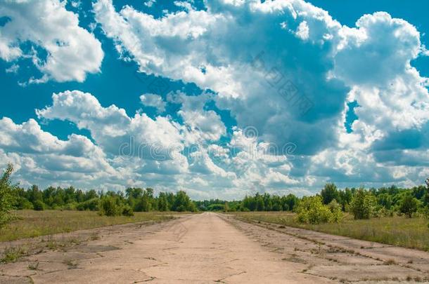 被放弃的飞机场采用乡下的风景-小的机场