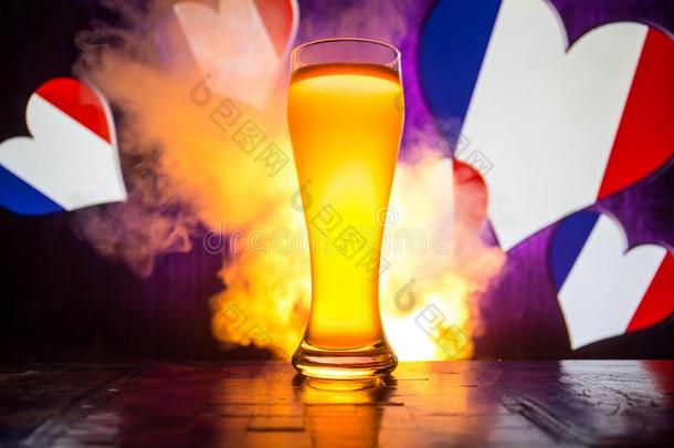 足球2018.单一的啤酒玻璃向表在黑暗的t向ed有雾的背