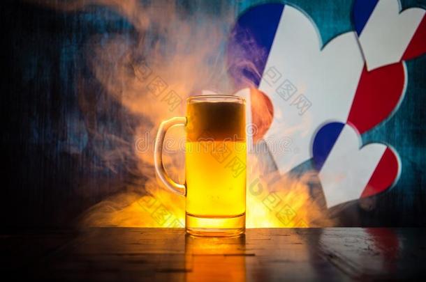 足球2018.单一的啤酒玻璃向表在黑暗的t向ed有雾的背