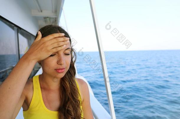 年幼的女人受痛苦从晕船在的时候假期向小船.