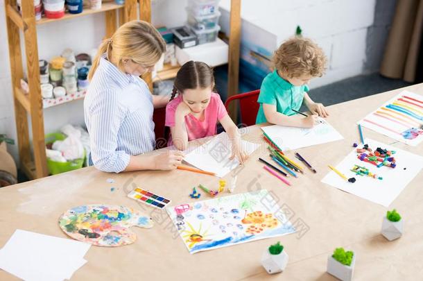 孩子们绘画采用艺术班