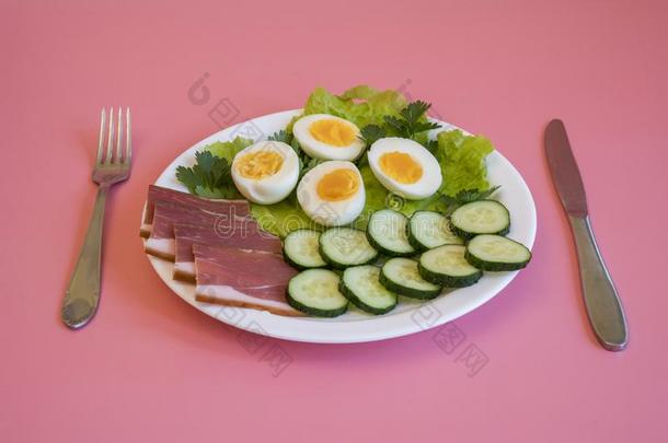 早餐.喝醉的卵,培根,绿叶蔬菜采用一白色的pl一te向p采用k英语字母表的第2个字母