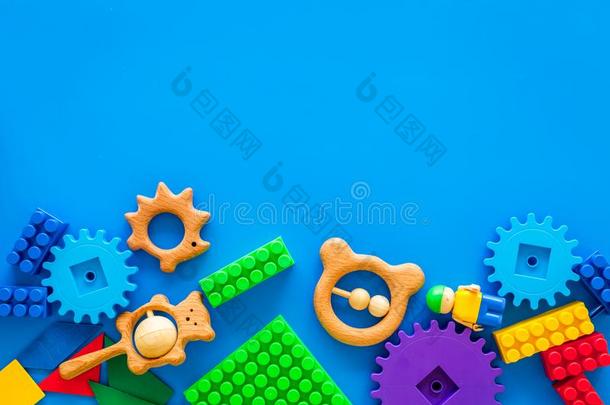 玩具为小的孩子们假雷达.塑料制品砖和噼啪声向balls球