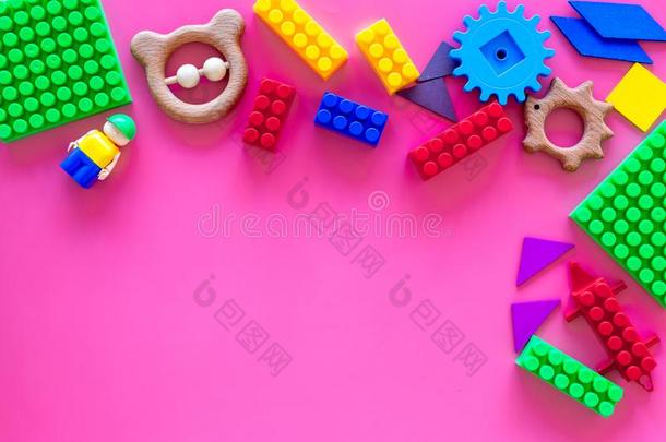 玩具为小的孩子们.塑料制品砖和<strong>噼啪</strong>声向粉红色的背
