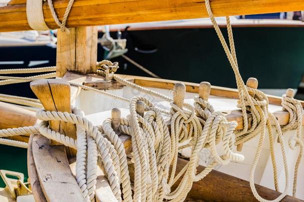 快艇,木制的古典的帆船运动小船,关-在上面关于系水兵