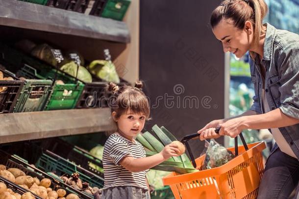 妈妈和女儿是购物在指已提到的人超级市场