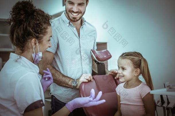 小的女孩和她f在她在牙科医生办公室.