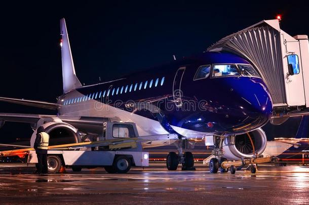 乘客蓝色-身体水平在夜机场.起飞前的飞机英文字母表的第19个字母