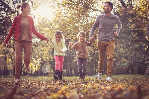 跑步和妈妈和爸爸是（be的三单形式乐趣,小的女儿和双亲在