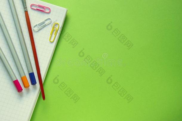 有色的铅笔,纸剪和一刷子向一笔记簿,绿色的b一