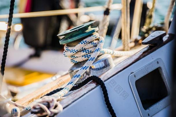 帆船运动小船甲板和海上的粗绳系向绞车