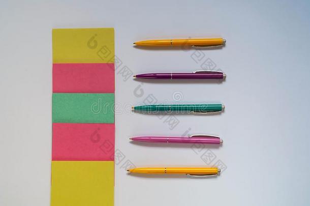 颜色笔,收集关于学校日用品,文具为迷人的