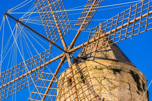 西班牙马略卡岛岛,老的历史的风磨坊和木制的飞行章