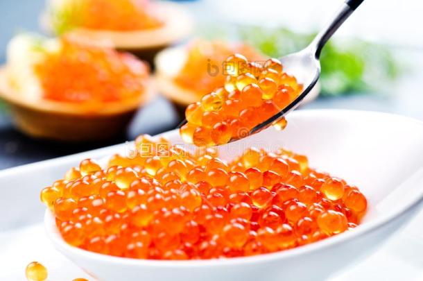 鱼子酱鲑鱼鱼子酱采用一碗越过一特写镜头鲑图片-包图网企业站